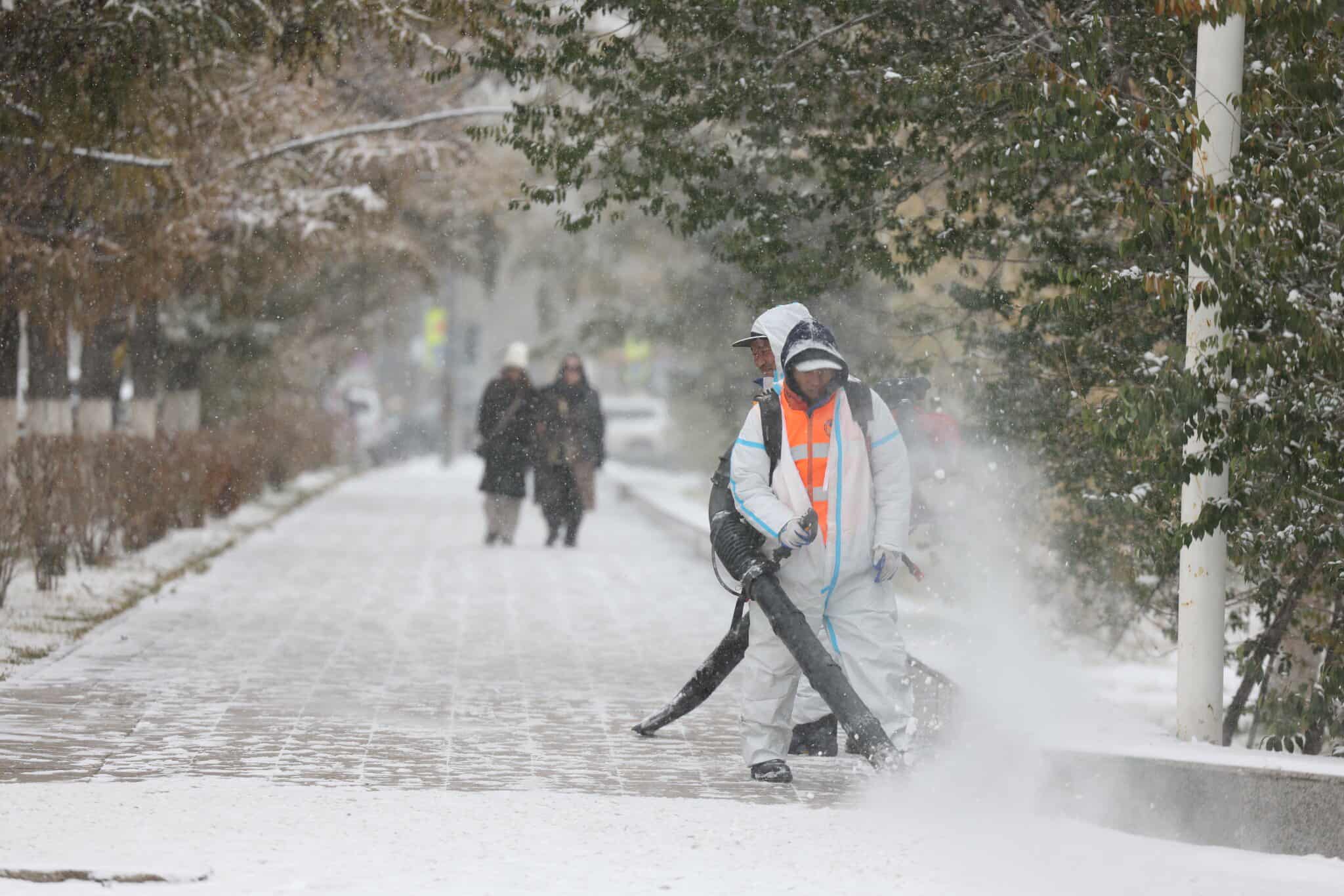 Халтиргаа гулгаанаас сэргийлж, 4 тонн давсыг гудамж, зам талбайд цацаад байна