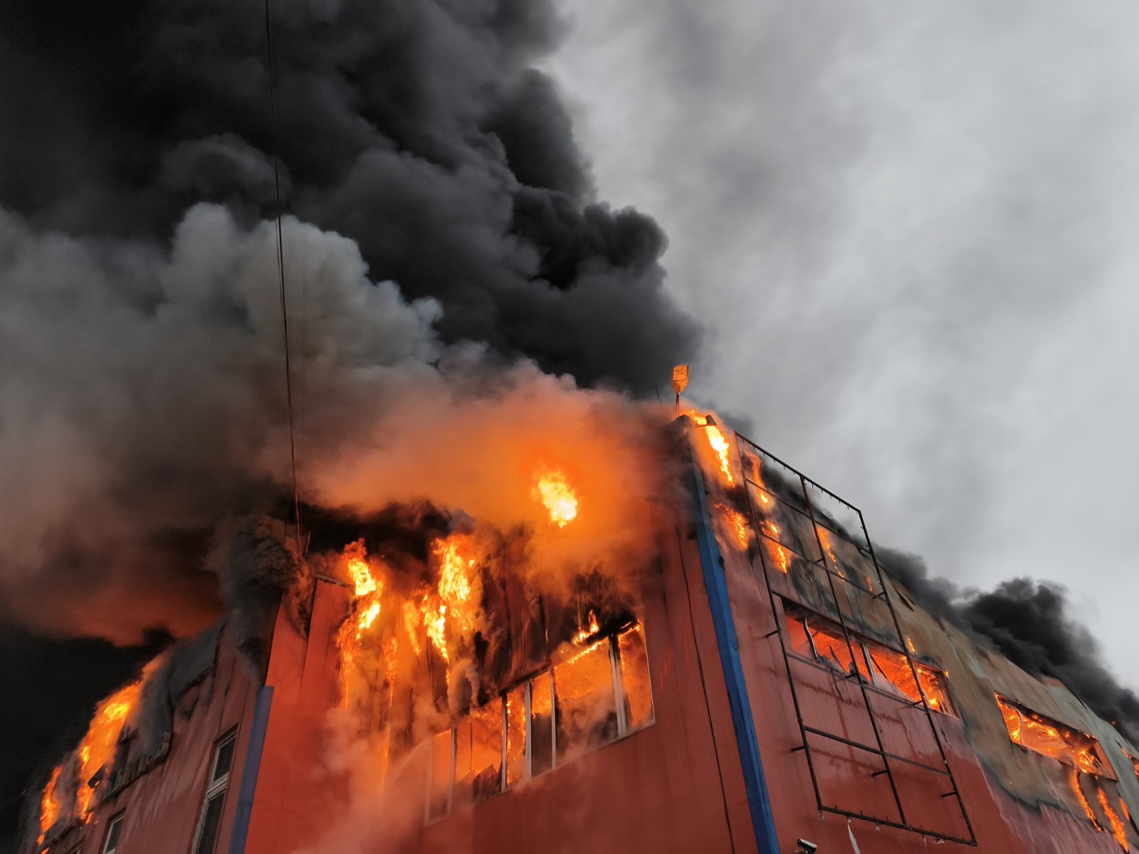 ГАЛ ТҮЙМРИЙГ УНТРААХААР АЖИЛЛАЖ БАЙНА