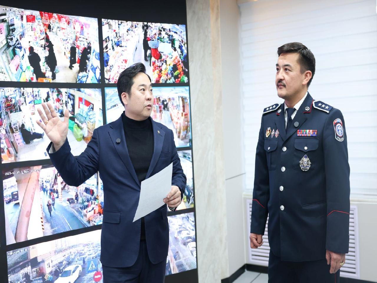 АЖ АХУЙ НЭГЖҮҮДИЙН ГАДНА КАМЕРЫГ НИЙСЛЭЛИЙН ЦАГДААГИЙН ШУУРХАЙ УДИРДЛАГЫН ТӨВД ХОЛБОЖ БАЙНА